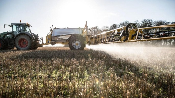 Glifosato, Bayer spende più in cause che in ricerca: “Senza pesticida famiglie più povere”