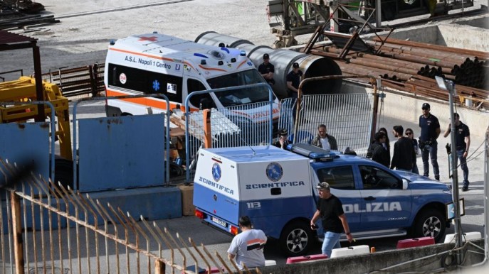 Morto un operaio nella metropolitana di Napoli, il treno che guidava è deragliato