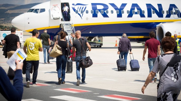 Ryanair e EasyJet multate, bagaglio a mano a pagamento: tutte le compagnie lowcost colpite