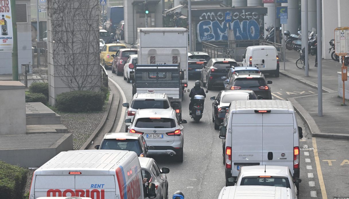Auto inquinanti, nuova stretta dell’Unione europea: tutti i parametri