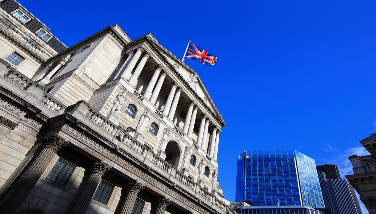 Banca d’Inghilterra tiene fermi i tassi al 5,25%: cosa aspettarsi a giugno