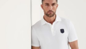 Più elegante di una t-shirt, meno formale della camicia: in estate regna la polo