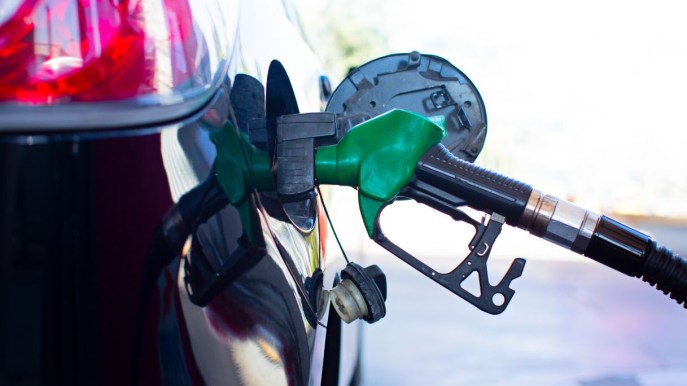 Prezzi carburante ancora in calo: dove costa meno fare benzina oggi