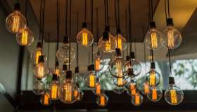 Bollette, gli italiani pagano di più rispetto alla media europea: 180 euro in più all’anno