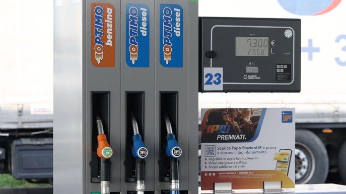 Fermata Autobus / Fermata al Distributore di benzina Fermata Autobus / Fermata al Distributore di benzina