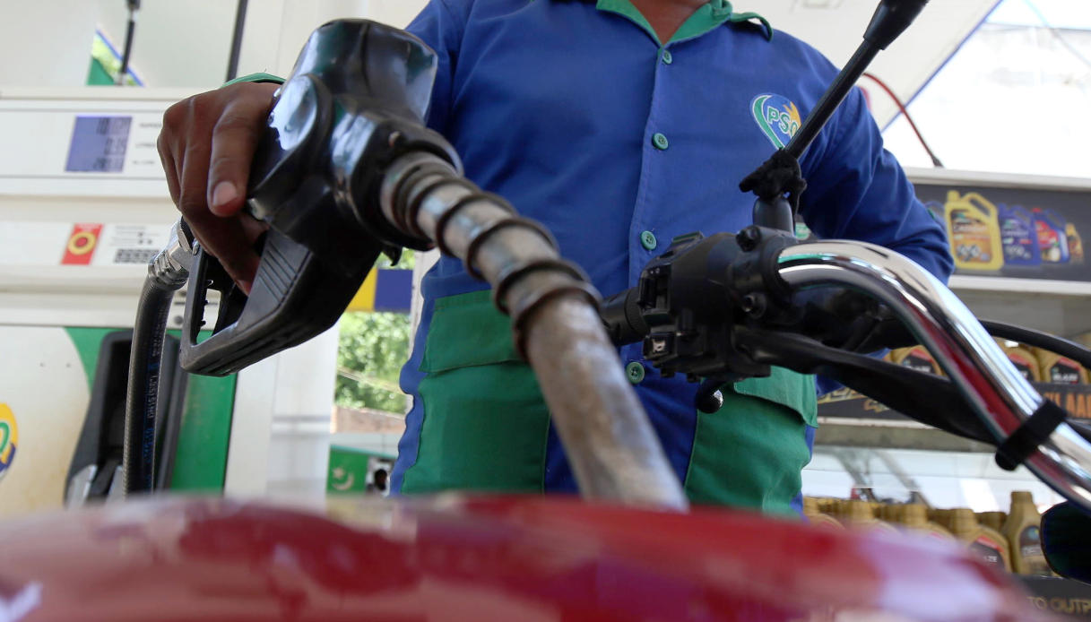 Prezzi benzina in calo ma di poco: al self verde sotto 1,9 euro e diesel a quota 1,75