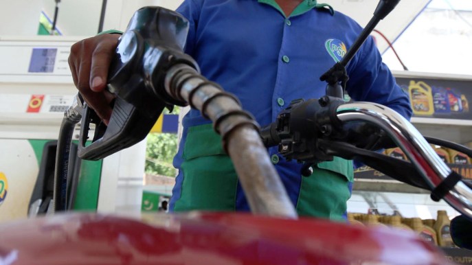 Prezzi carburanti in calo ma di poco: al self verde sotto 1,9 euro e diesel a quota 1,75