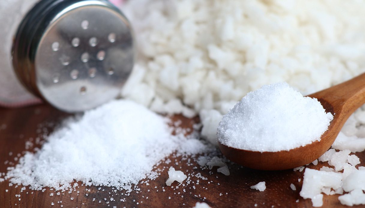 Sale da cucina, l’eccesso mette in pericolo l’organismo: come ridurre il cloruro di sodio