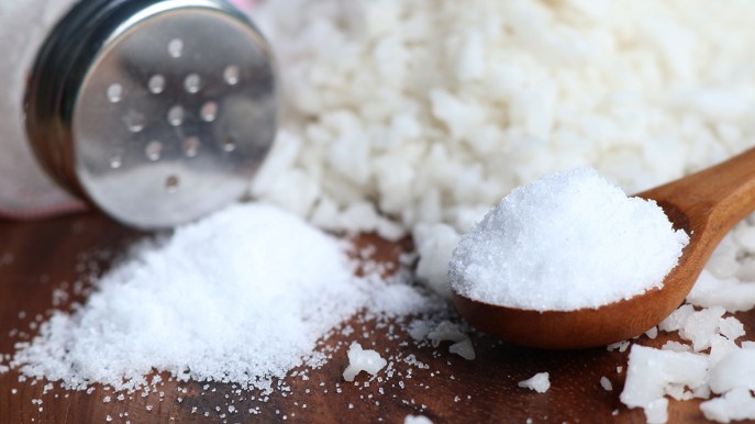 Sale da cucina, l’eccesso mette in pericolo l’organismo: come ridurre il cloruro di sodio