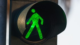 Auto elettriche troppo silenziose, raddoppia il rischio di essere investiti