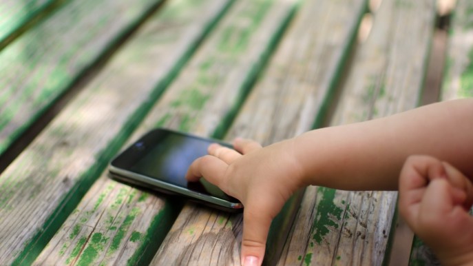 Smartphone vietati sotto i 3 anni, la proposta dalla Francia, cosa dice la legge in Italia