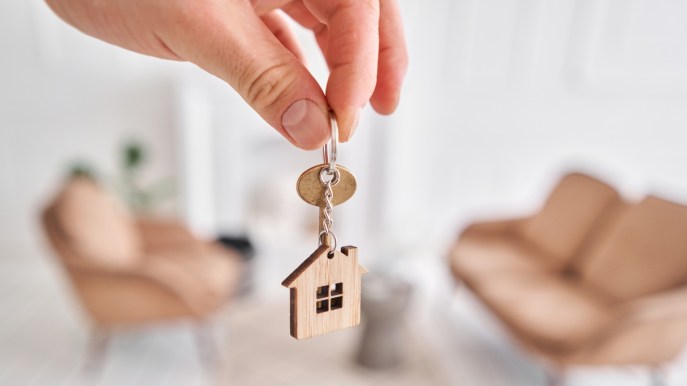 Tassi in calo per i mutui: quanto risparmia chi compra casa oggi