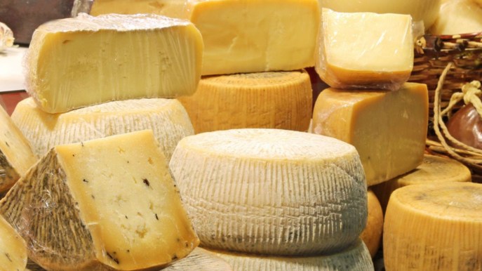 Bimbo muore dopo aver mangiato formaggio fatto con latte crudo, cosa dice la legge e come leggere le etichette