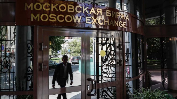 La Borsa di Mosca blocca gli scambi in dollari ed euro: reazione contro le sanzioni