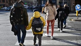 Il peso fiscale dei figli, fino al 70% del bilancio in famiglia: per quanto restano a carico