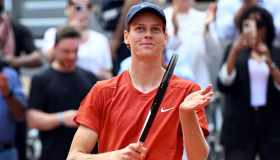 Sinner numero 1 Atp, Djokovic si ritira dal Roland Garros: quanto guadagna il nuovo re del tennis