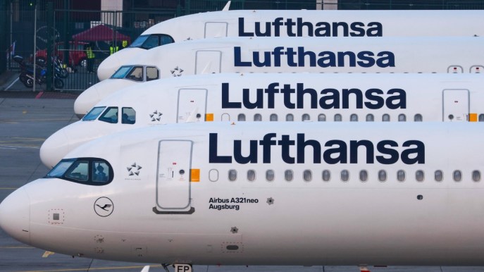 Lufthansa, biglietti in aumento: scatta la tassa green per i passeggeri