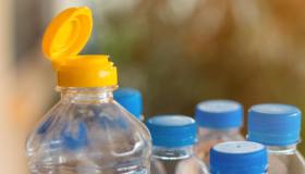 Tappi attaccati alle bottigliette, scatta l’obbligo dal 3 luglio: lo dice l’Ue
