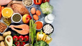 Alimentazione, le quattro parole chiave per non ammalarsi a tavola