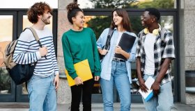 Educazione finanziaria, Italia sotto la media Ocse: 6 giovani su 10 comprano per imitare gli amici