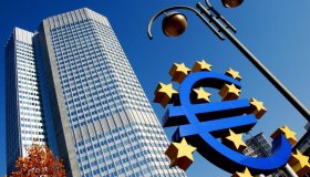 Euro in calo dopo le Elezioni europee, si avvicina la partà con il dollaro