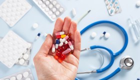 Tumori, diagnosi precoci e screening all’avanguardia ma lunghe attese per le terapie innovative