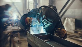 Industria italiana in calo, -2,9% su base annua: tessile e mezzi di trasporto affossano i dati