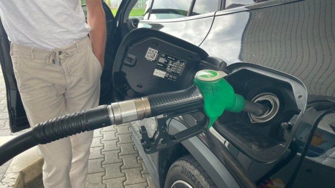 Il prezzo di benzina e diesel cresce ancora: nuovi rincari alla colonnina