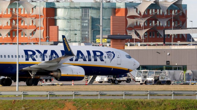 Voli cancellati e centinaia di ritardi, Ryanair chiede una riforma del controllo aereo