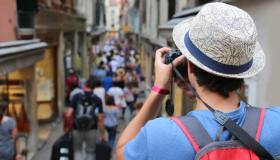 Vacanze estive, per gli italiani restare in Italia è troppo caro. Compensano i turisti stranieri