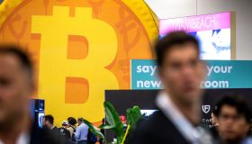 Bitcoin precipita, valore ai minimi da due mesi: quando ritornerà a salire