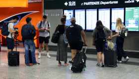 Voli low cost fino al 363% più alti per i bagagli extra: i rincari dell’estate 2024