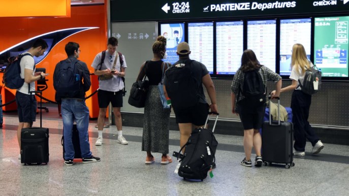 Voli low cost fino al 363% più alti per i bagagli extra: i rincari dell’estate 2024