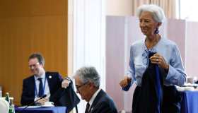 Lagarde e Powell raffreddano le attese su nuovi tagli dei tassi