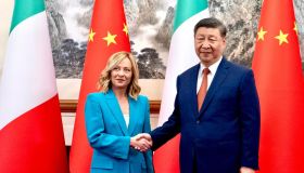 Meloni in Cina firma l’intesa sulle auto elettriche: cosa cambia per l’Italia