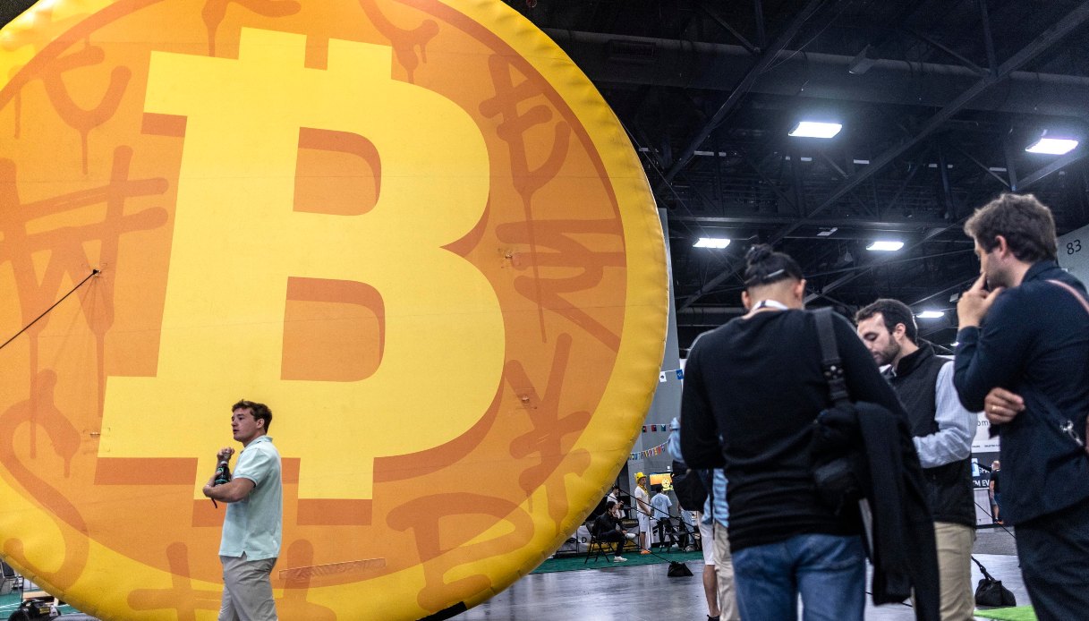 Bitcoin crolla sotto 54mila dollari ai minimi da febbraio: le ragioni della crisi