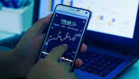 Borsa, Milano apre in negativo ma si riprende, bene le banche. Spread a 138 punti