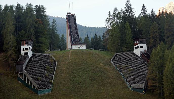 Il gigantesco Trampolino Italia a Cortina in stato di abbandono.