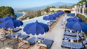 Taormina si tinge di blu con Dolce & Gabbana