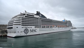 Le crociere affondano nei debiti: prezzi in rialzo per i biglietti in vista dell’estate