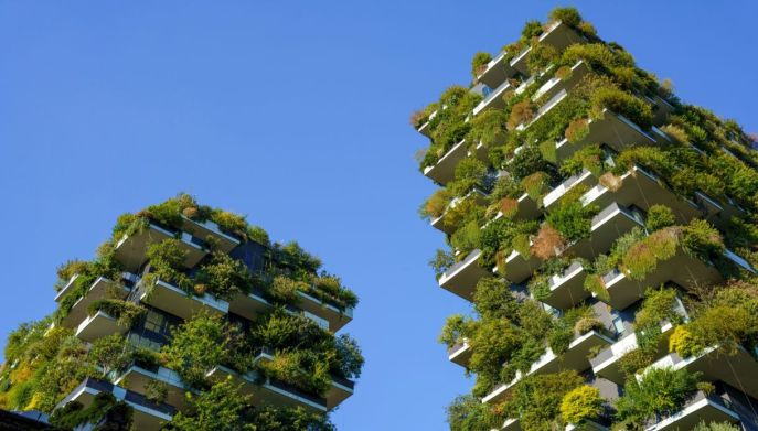 Edifici residenziali con balconi ricchi di piante e alberi
