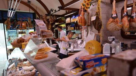 Gli italiani scelgono la casa dove vivere in base ai negozi del quartiere: i dati 2024