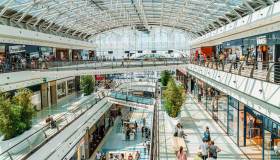 Aria condizionata con porte aperte, in questo Paese europeo multe salate per i negozianti: e in Italia?