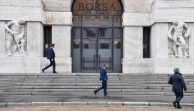 Borsa, apertura positiva per Milano, bene le banche ma perde il settore auto. Spread a 129 punti