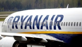 Ryanair, crolla l’utile a -46% nel primo trimestre: calo del prezzo dei biglietti in arrivo?