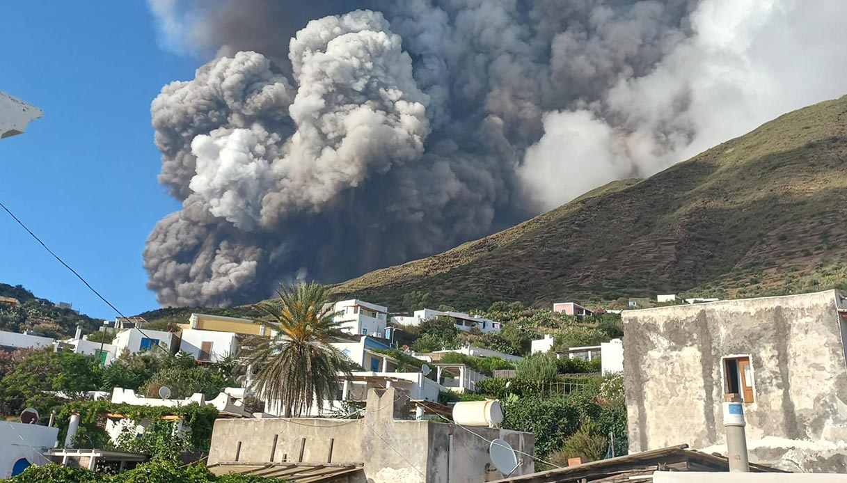 Allerta rossa per l’eruzione del vulcano Stromboli: le conseguenze sui voli