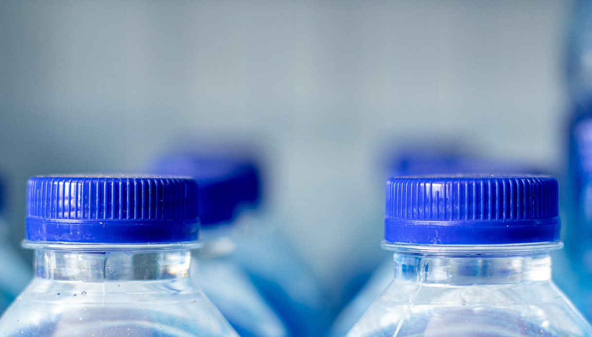 Perché è scattato l’obbligo dei tappi attaccati alle bottiglie di plastica