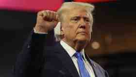 Trump è in testa tra sondaggi, boom di donazioni e un complotto iraniano per assassinarlo