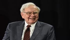 Warren Buffet, dimezza quota in Apple e liquidità record: cosa sta succedendo