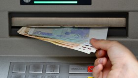 Cash trapping, la truffa dell’estate che svuota i conti direttamente dal bancomat
